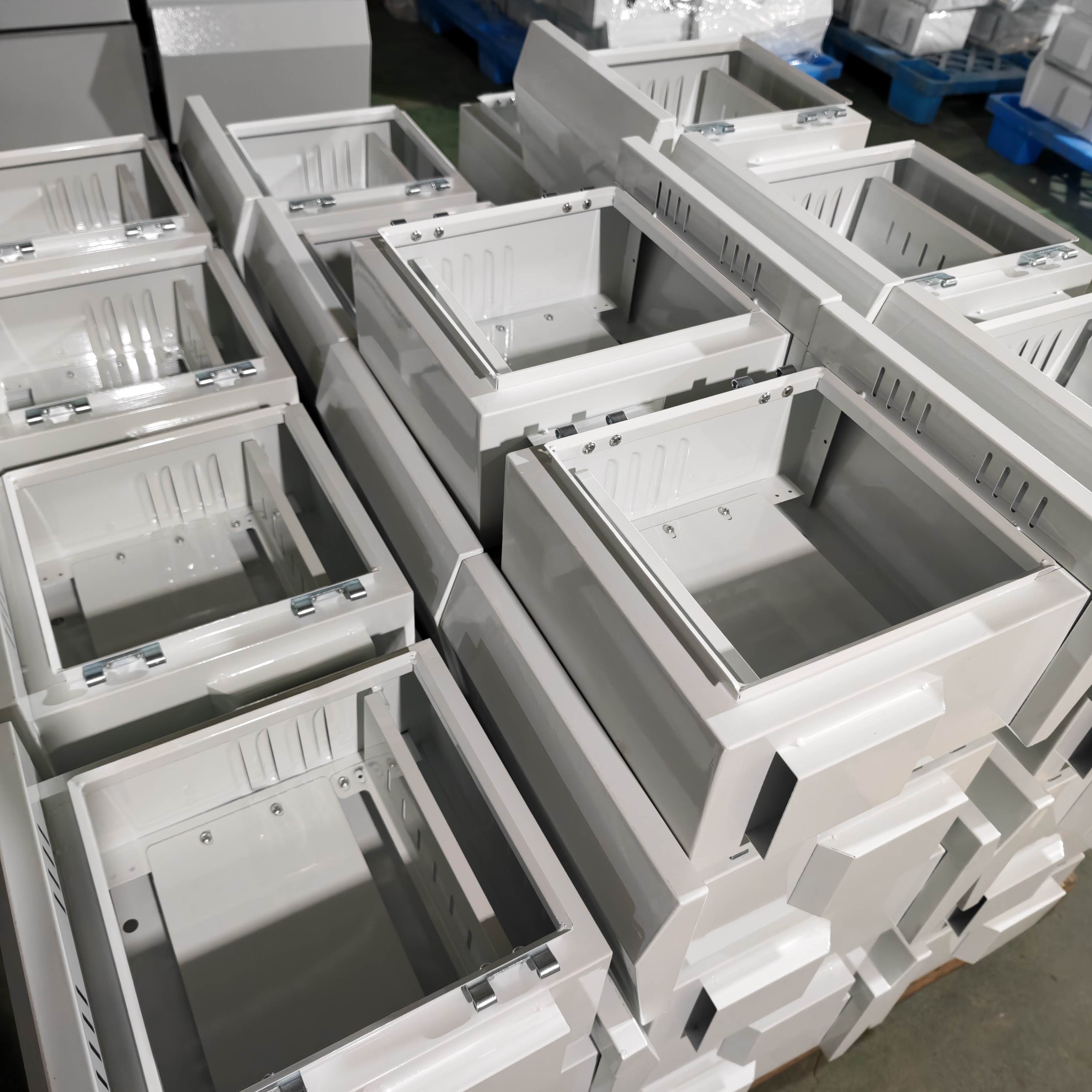 Наружные защищенные от дождя коробки мониторинга Ouyue Electric собираются партиями и собираются быть отправлены в Бразилию.